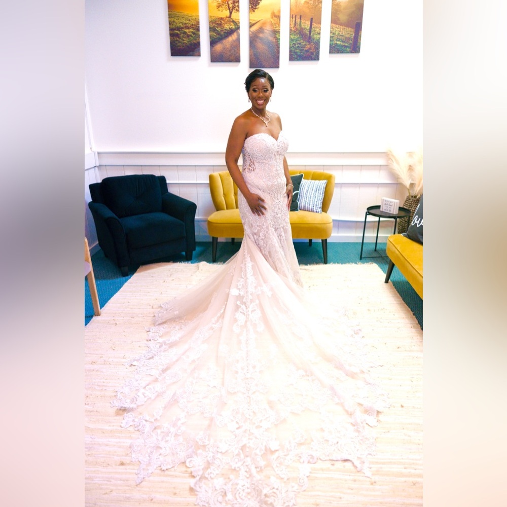 🚨Authentic Allure Wedding Gown and Cathedral-length Veil -💍💒